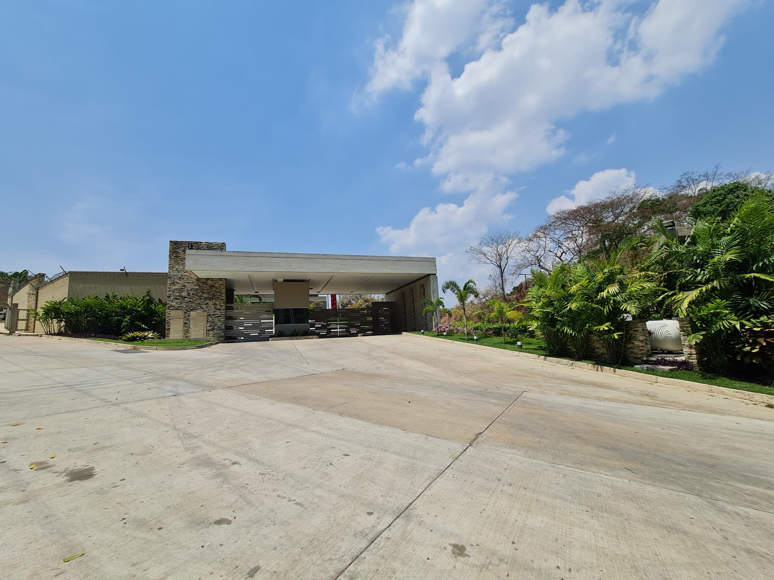 Semi-furnished Townhouse in Cumbres de Guataparo-Valencia